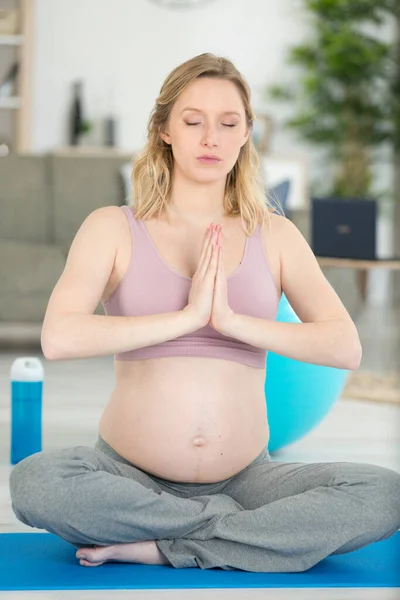 Mujer Embarazada Meditando Casa — Foto de Stock