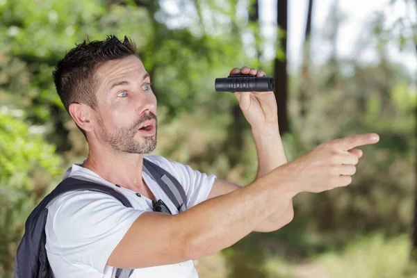 Hombre Campo Con Prismáticos Mirando Sorprendido Señalando —  Fotos de Stock