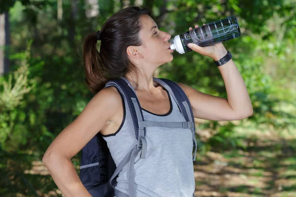 Nahaufnahme Eines Jungen Wanderers Der Wasser Berg Trinkt — Stockfoto