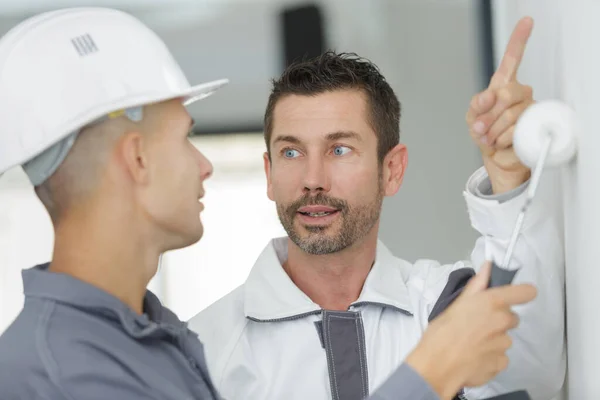 Maler Mit Lehrling Mit Rolle Wand — Stockfoto