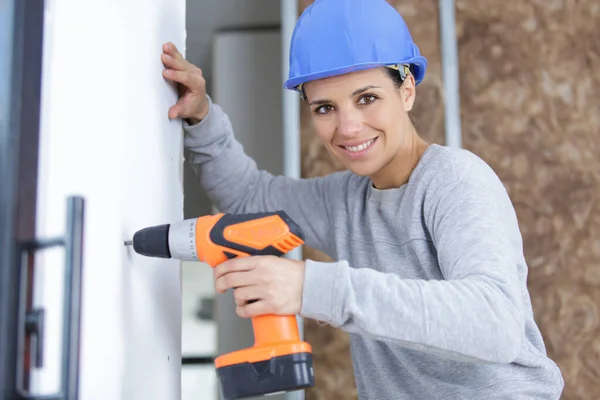 Foro Perforazione Operaio Femminile Nel Muro — Foto Stock