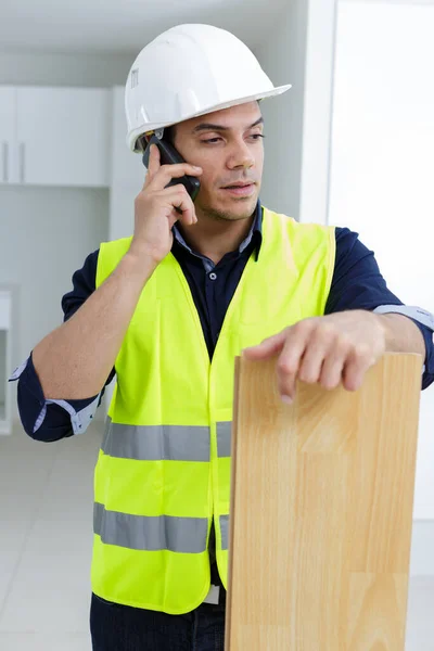 Construtor Telefone Segurando Prancha — Fotografia de Stock