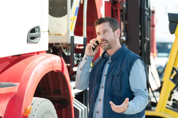 Kierowca Ciężarówki Wykonując Gest Kwestionowania Podczas Rozmowy Telefonicznej — Zdjęcie stockowe