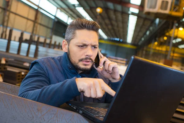 Επιχειρηματίας Πληκτρολογώντας Στο Laptop Της Μια Αποθήκη — Φωτογραφία Αρχείου