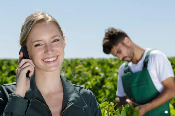 Vrouwelijke Wijnboer Gesprek Mobiele Telefoon Wijngaard — Stockfoto