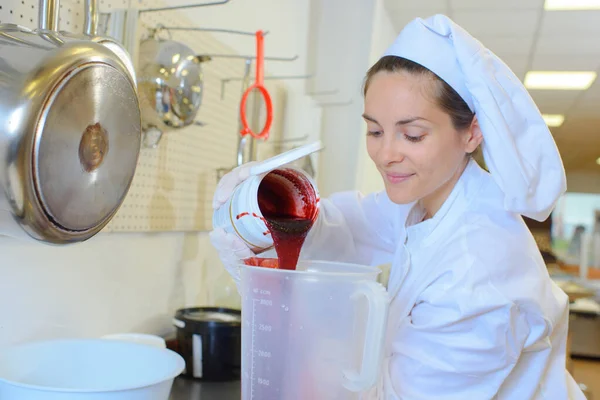 Kocken Häller Fruktkött Kannan — Stockfoto