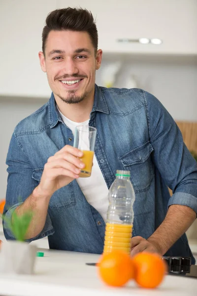 Счастливый Человек Пьющий Апельсиновый Сок — стоковое фото