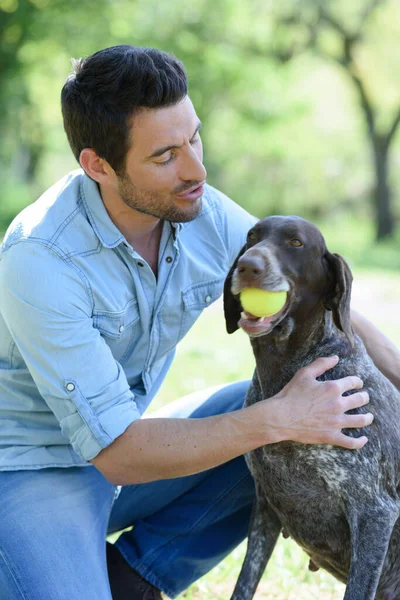 Homem Brincando Com Seu Cão — Fotografia de Stock