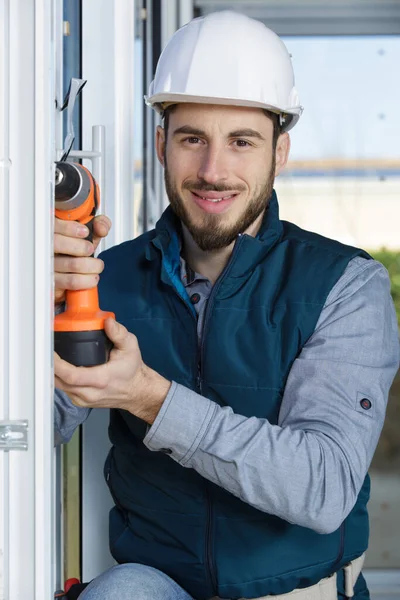 Junger Männlicher Bauunternehmer Bohrt Wand — Stockfoto