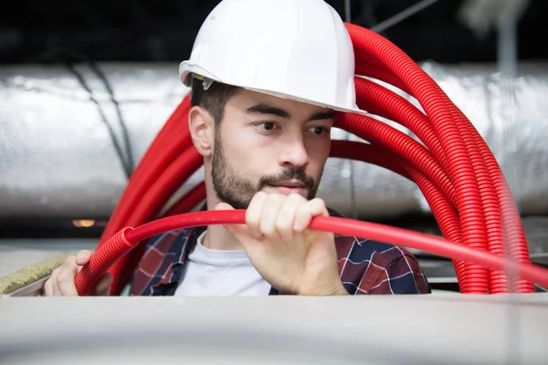 Rörmokare Som Håller Ett Rör Med Rött Vatten — Stockfoto