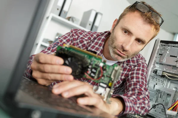 Technicien Avec Disque Dur Cassé — Photo