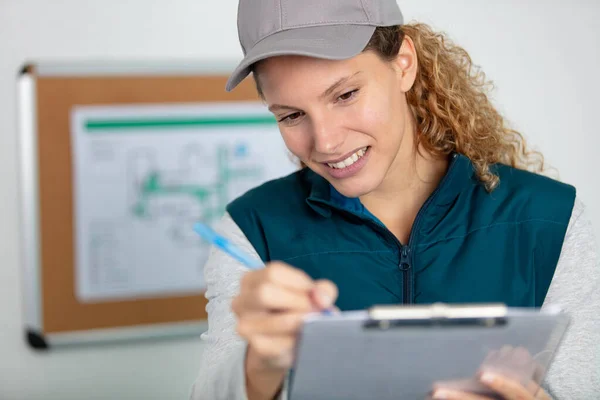 Contratista Femenina Lugar Trabajo Utilizando Portapapeles — Foto de Stock