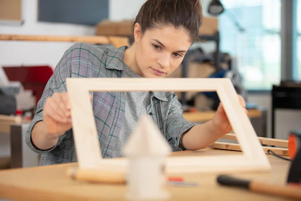 Female Carpenter Building Wooden Frame — Stock Photo, Image