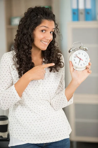 Vrouw Met Wekker Punt Tot Klok Deadline Weer Geven — Stockfoto