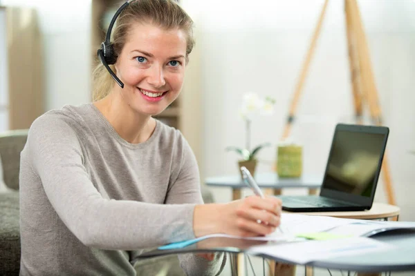 Donna Felice Con Auricolare Che Lavora Sul Computer Portatile — Foto Stock