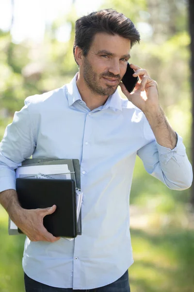 Jóképű Fiatalember Ingben Mobiltelefont Használ — Stock Fotó