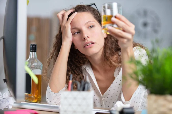 Alcohólica Mujer Negocios Bebidas Trabajo Sentado Escritorio —  Fotos de Stock