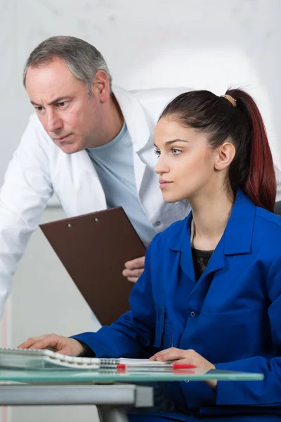 Student Met Behulp Van Computer Leraar Met Klembord Kijken Haar — Stockfoto