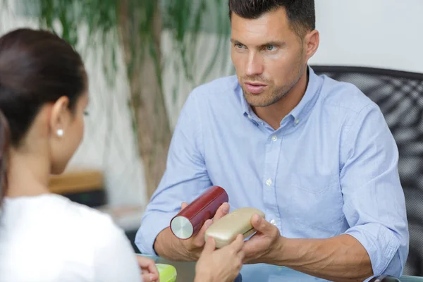 Optiker Gibt Dem Kunden Die Wahl Stil Des Brillenetuis — Stockfoto