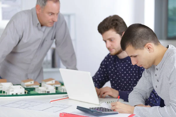 Een Stagiair Architecten Aan Het Bureau — Stockfoto