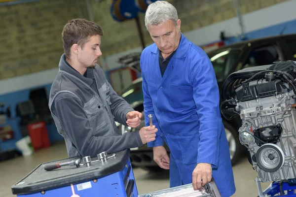 Mecánico Ayudando Aprendiz Arreglar Motor — Foto de Stock