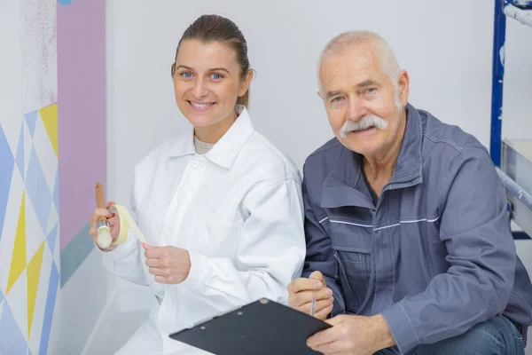 Idősebb Férfi Aki Megmutatja Festőnek Hol Kell Festeni — Stock Fotó