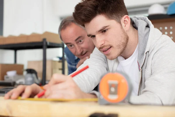 Profesor Joven Escribiendo Con Lápiz —  Fotos de Stock