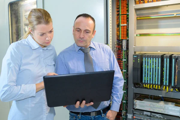 Technicians Discussing Laptop Server Room — Stock Photo, Image