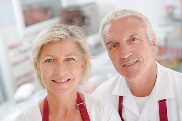 Smiling Couple Wearing Aprons — Stock Photo, Image