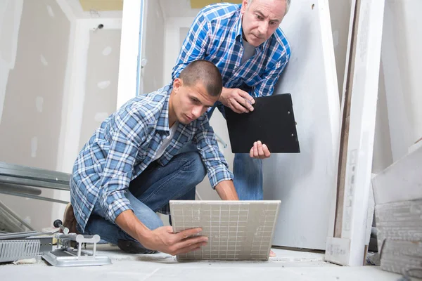 Trabajadores Aprendiz Azulejo — Foto de Stock