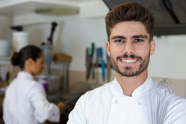 Usmívající Muž Kuchař Vaření Potravin Restauracích Kuchyně — Stock fotografie