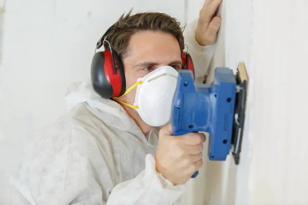 Mann Schleift Mit Einem Elektroschleifer Eine Wand — Stockfoto