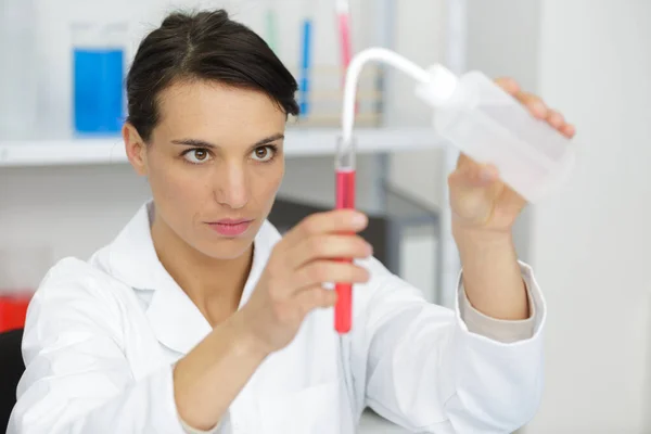 Scheikundestudent Werkt Laboratorium — Stockfoto