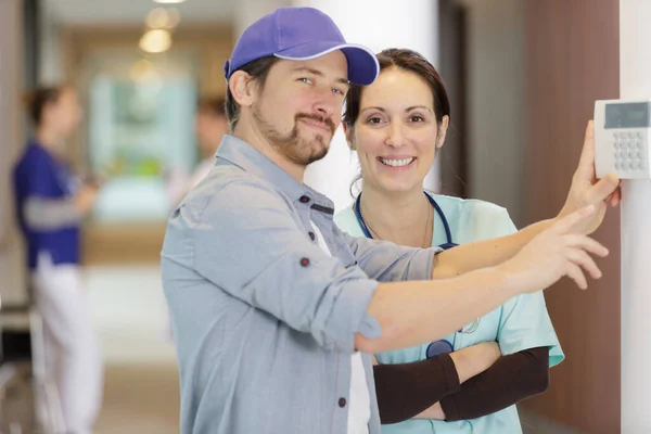 Techniker Installieren Alarm Einem Krankenhaus Und Erklären Krankenschwester — Stockfoto