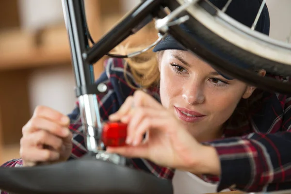 Mecânico Bicicletas Feminino Instalando Lanterna Led — Fotografia de Stock
