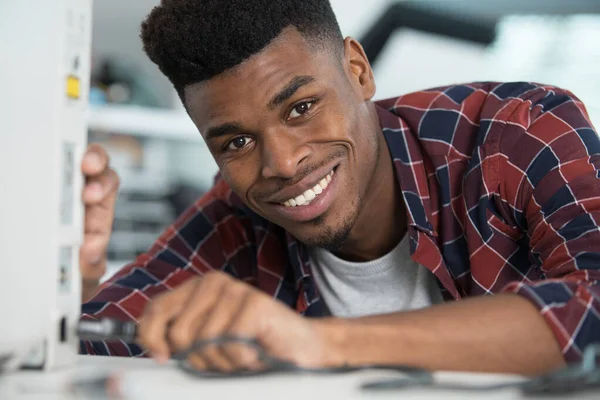 Portret Van Een Man Met Kabel Voor Apparaat — Stockfoto