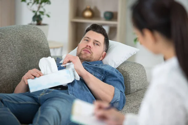 Homem Com Caixa Tecidos Falar Com Conselheiro — Fotografia de Stock