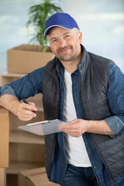 Close Van Koerier Met Doos Een Klembord — Stockfoto