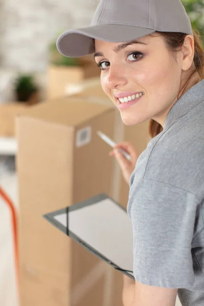 Entrega Mujer Sonriendo Celebración Paquete Caja — Foto de Stock