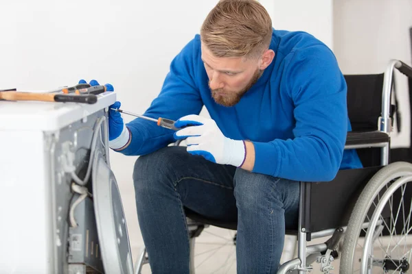 Reparatören Reparerar Tvättmaskin — Stockfoto