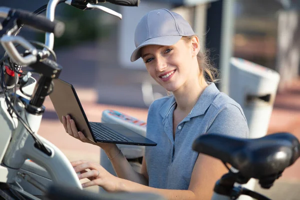 Technikerin Fahrradverleihstation Repariert Etwas — Stockfoto