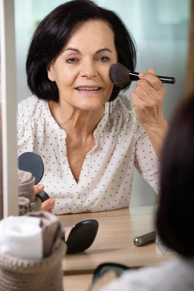 Porträtt Vacker Äldre Kvinna Gör Smink — Stockfoto