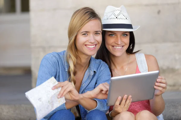 Cheerful Tourist Female Friends Taking Photos Themselves — Stock Photo, Image