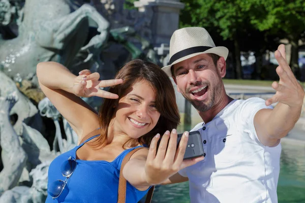 Unga Turist Par Som Tar Selfie — Stockfoto
