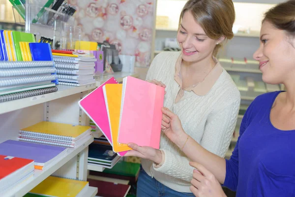 Mulheres Jovens Escolhendo Livros Cópia Para Escrever Loja Estacionária — Fotografia de Stock