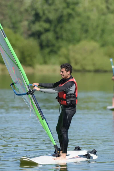 Mężczyzna Podczas Treningu Windsurfingu — Zdjęcie stockowe