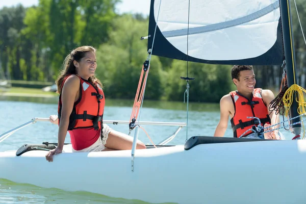 Casal Romântico Amor Barco Vela — Fotografia de Stock