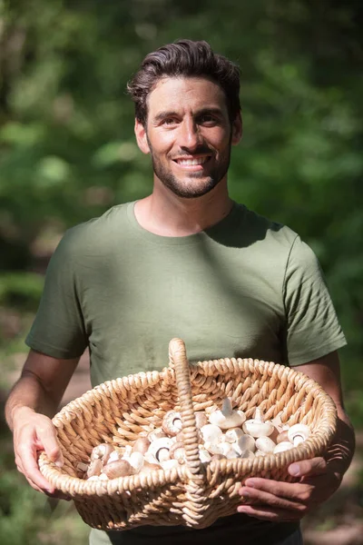 Retrato Homem Pegando Cogumelos Uma Floresta — Fotografia de Stock