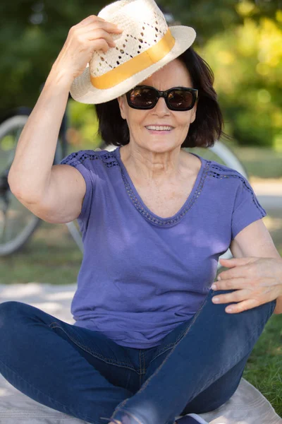 Retrato Uma Mulher Idosa Sorrindo Para Câmera — Fotografia de Stock