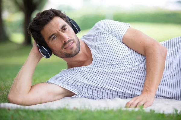 Homem Despreocupado Deitado Grama Ouvir Música — Fotografia de Stock